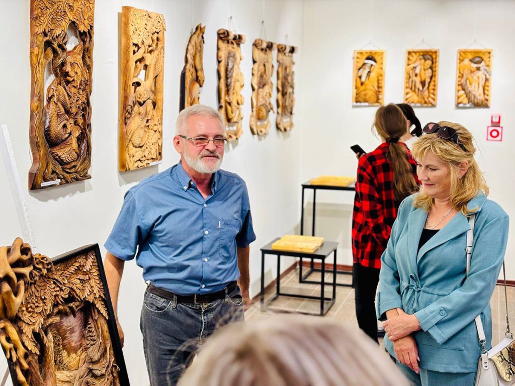 В Климовичском  районном краеведческом музее проходит выставка работ резчика по  дереву из Мстиславля