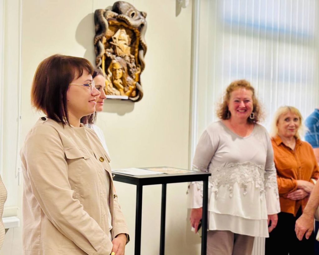 В Климовичском  районном краеведческом музее проходит выставка работ резчика по  дереву из Мстиславля