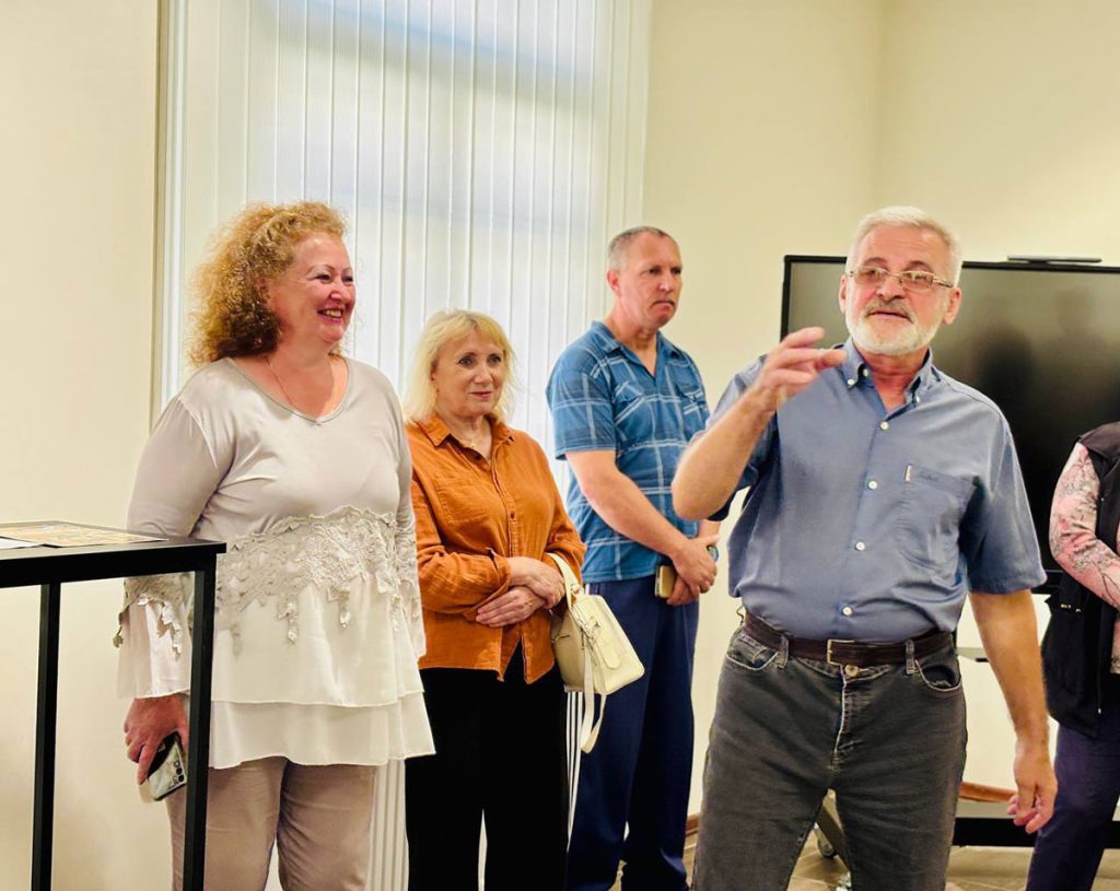 В Климовичском  районном краеведческом музее проходит выставка работ резчика по  дереву из Мстиславля