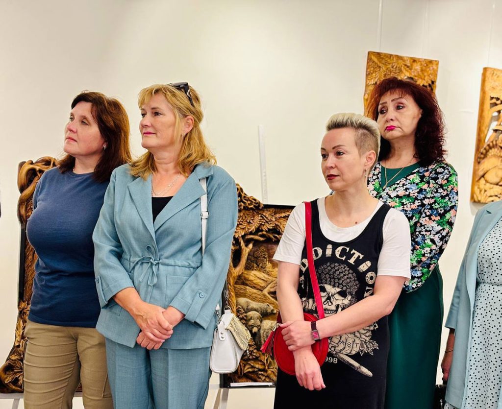 В Климовичском  районном краеведческом музее проходит выставка работ резчика по  дереву из Мстиславля