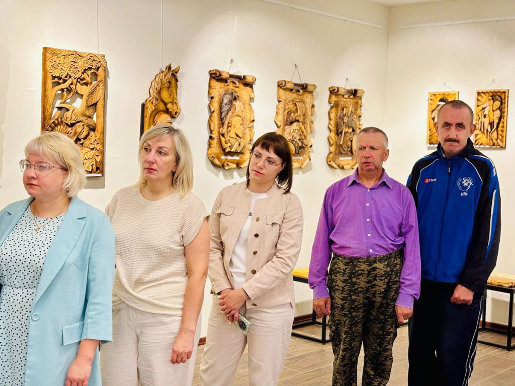 В Климовичском  районном краеведческом музее проходит выставка работ резчика по  дереву из Мстиславля