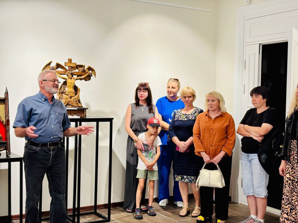 В Климовичском  районном краеведческом музее проходит выставка работ резчика по  дереву из Мстиславля