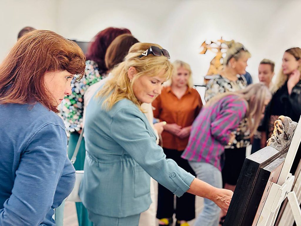 В Климовичском  районном краеведческом музее проходит выставка работ резчика по  дереву из Мстиславля