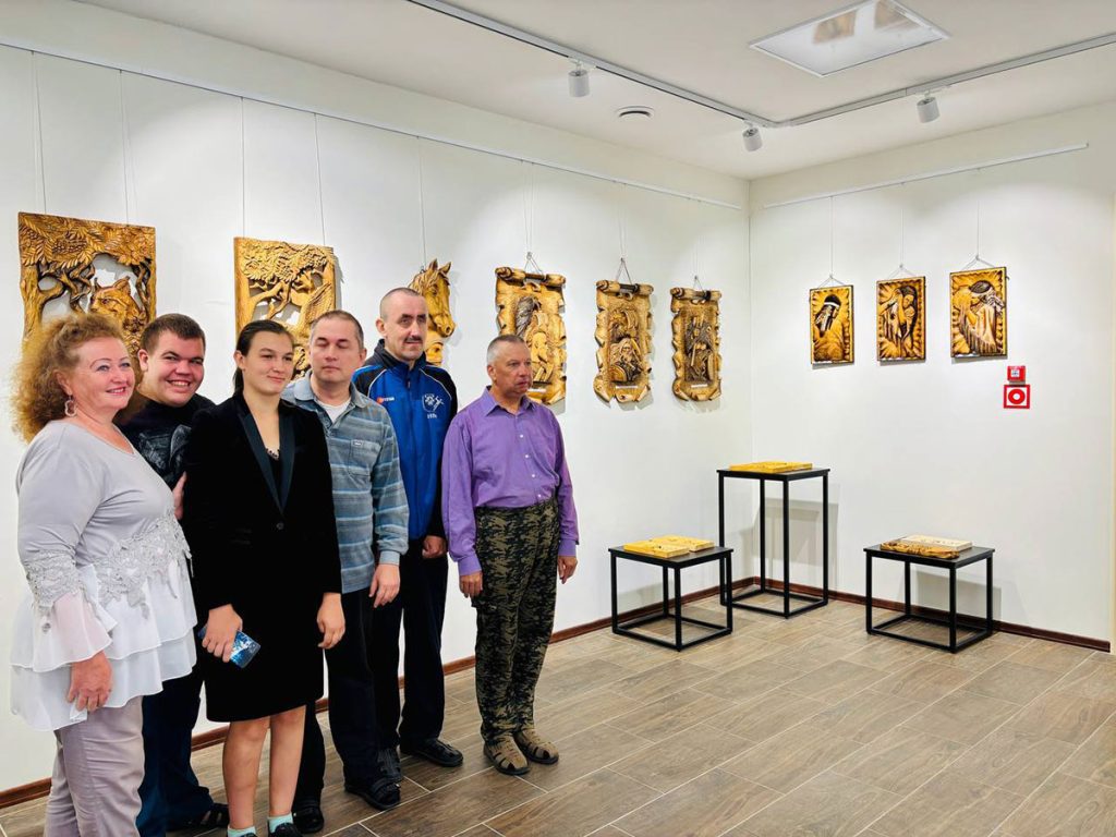 В Климовичском  районном краеведческом музее проходит выставка работ резчика по  дереву из Мстиславля