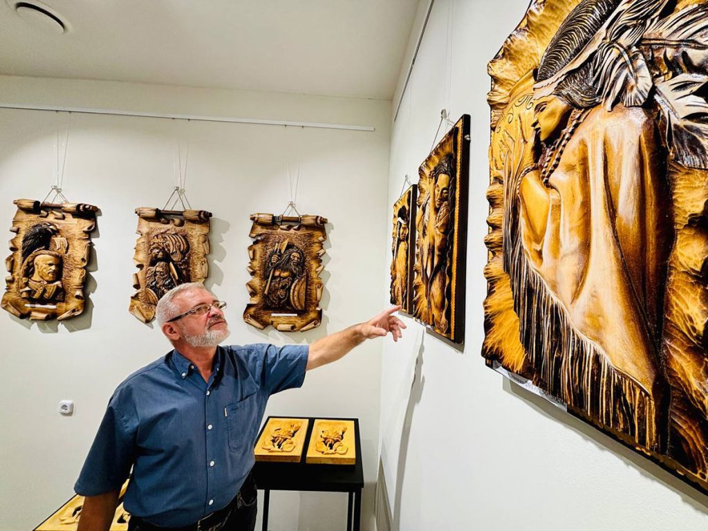 В Климовичском  районном краеведческом музее проходит выставка работ резчика по  дереву из Мстиславля