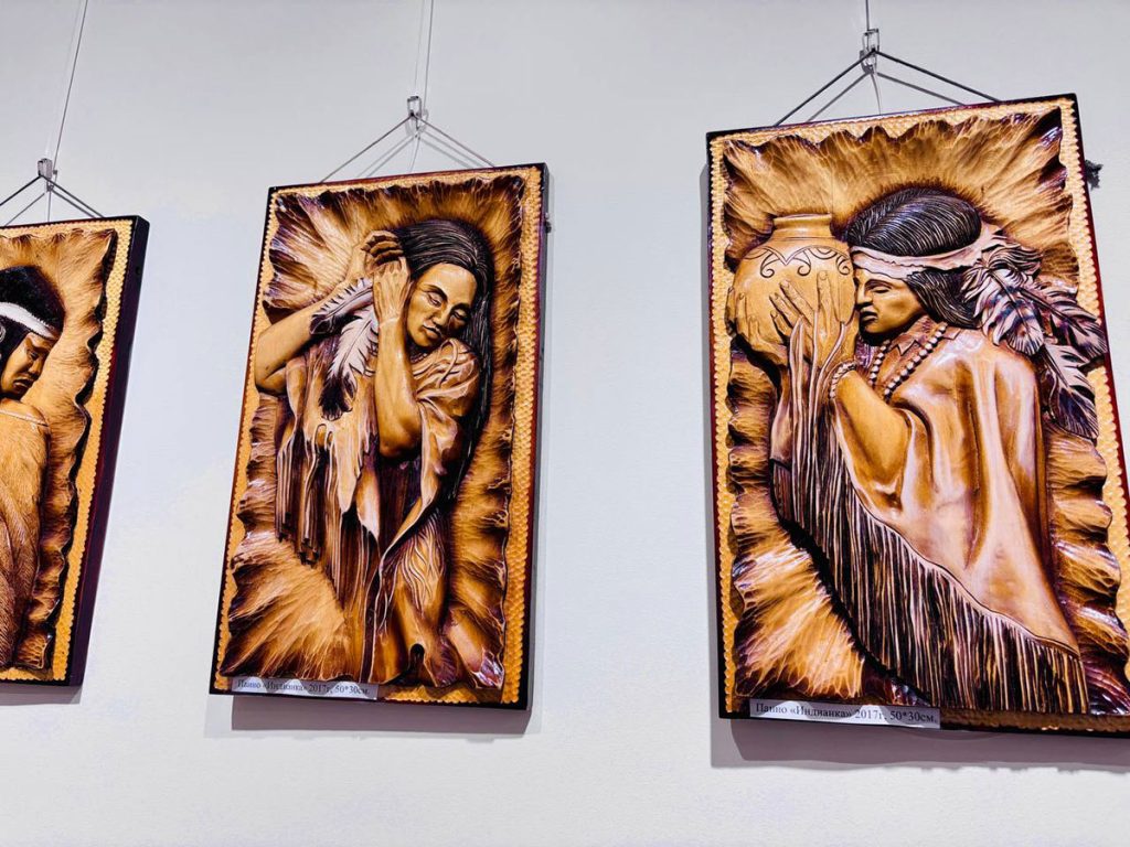 В Климовичском  районном краеведческом музее проходит выставка работ резчика по  дереву из Мстиславля