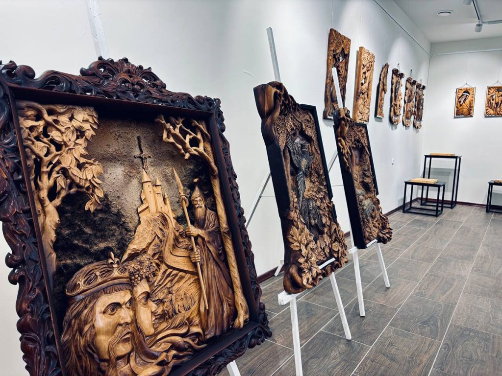 В Климовичском  районном краеведческом музее проходит выставка работ резчика по  дереву из Мстиславля