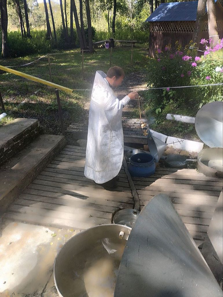 В Медовый Спас жители Климовичского района посетили источник Тихвинской Иконы Божией Матери