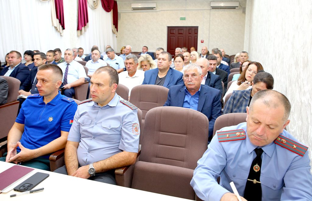 Глава Климовичского района Виктор Пугач провел аппаратное совещание