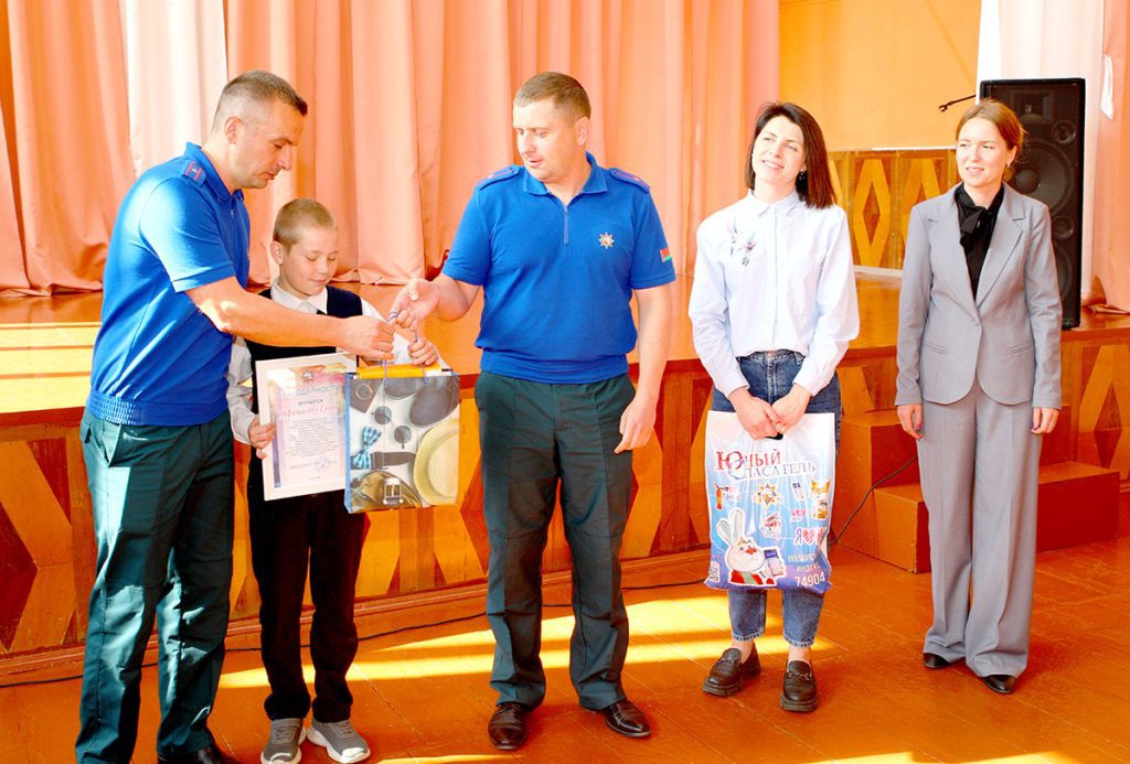 Юный климовчанин получил награду от спасателей за героизм во время пожара