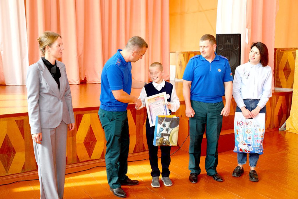 Юный климовчанин получил награду от спасателей за героизм во время пожара
