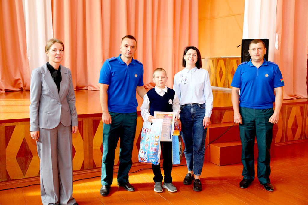 Юный климовчанин получил награду от спасателей за героизм во время пожара