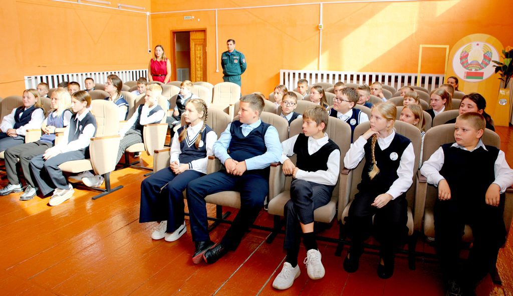 Юный климовчанин получил награду от спасателей за героизм во время пожара