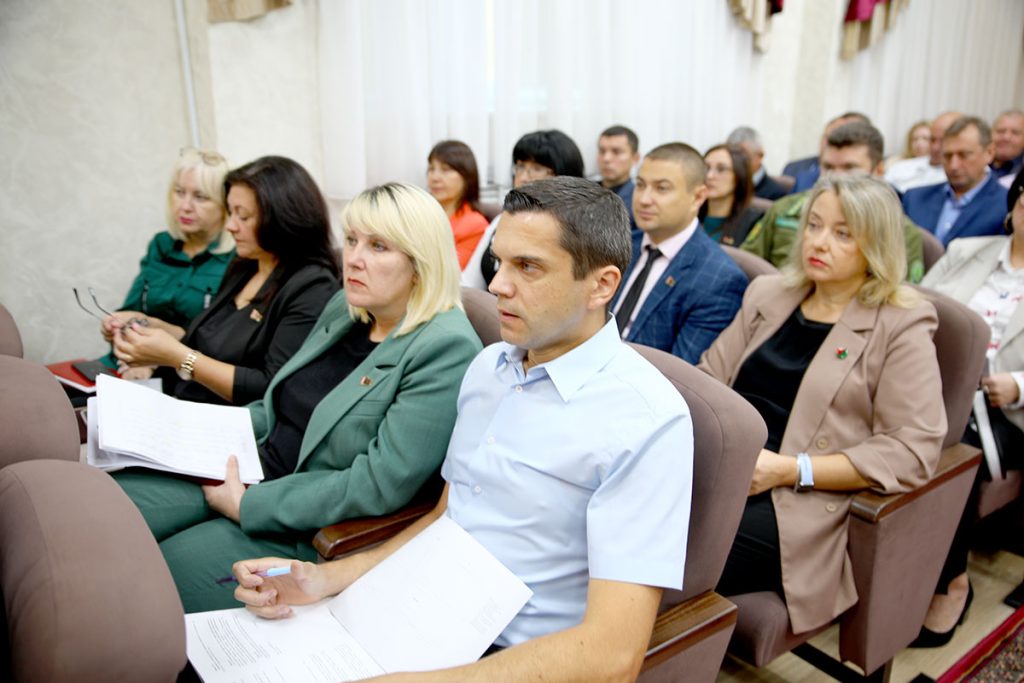 Виктор Пугач провел аппаратное совещание с активом Климовичского района