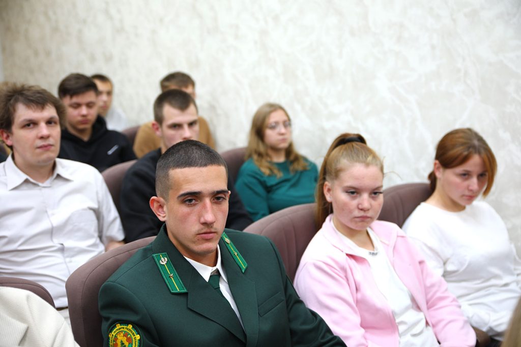 Виктор Пугач встретился с молодыми специалистами Климовщины