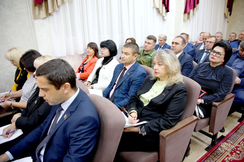 Виктор Пугач провел аппаратное совещание с активом Климовичского района