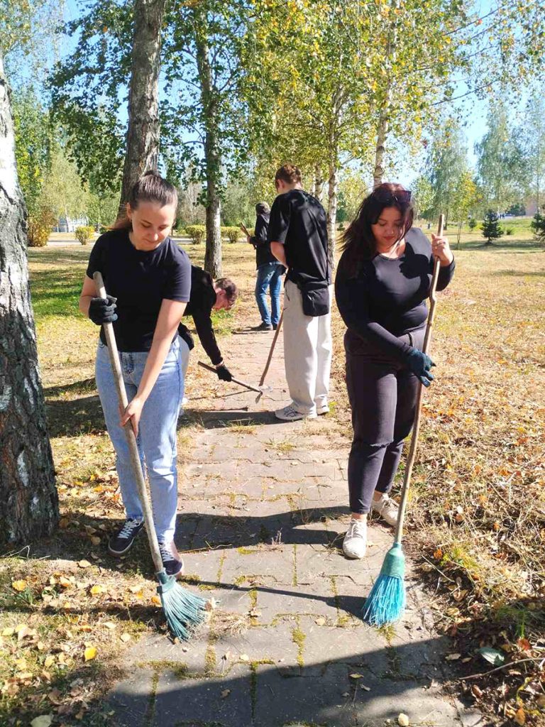 Сила единства: жители и активисты благоустраивают сквер в Тимоново