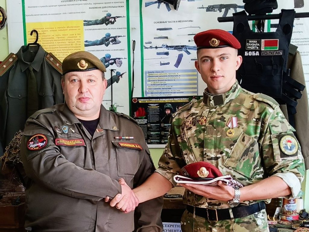 Краповый берет как символ чести: выпускник колледжа передал реликвию в кабинет допризывной подготовки