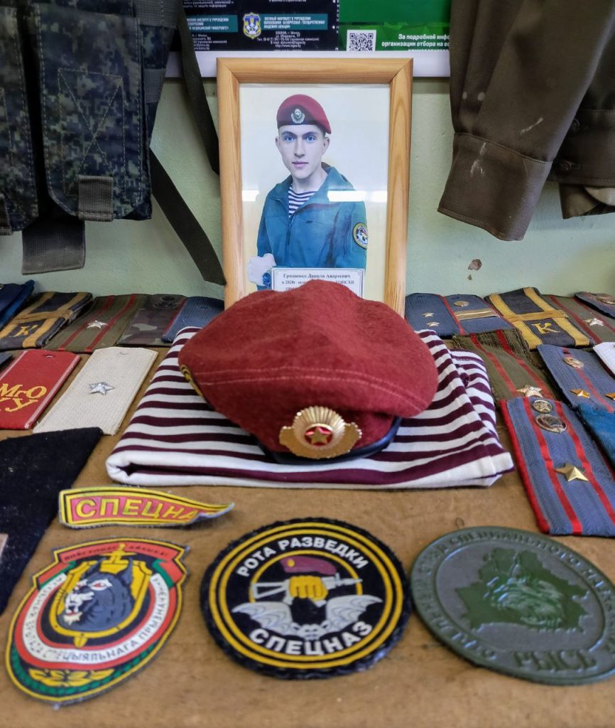 Краповый берет как символ чести: выпускник колледжа передал реликвию в кабинет допризывной подготовки