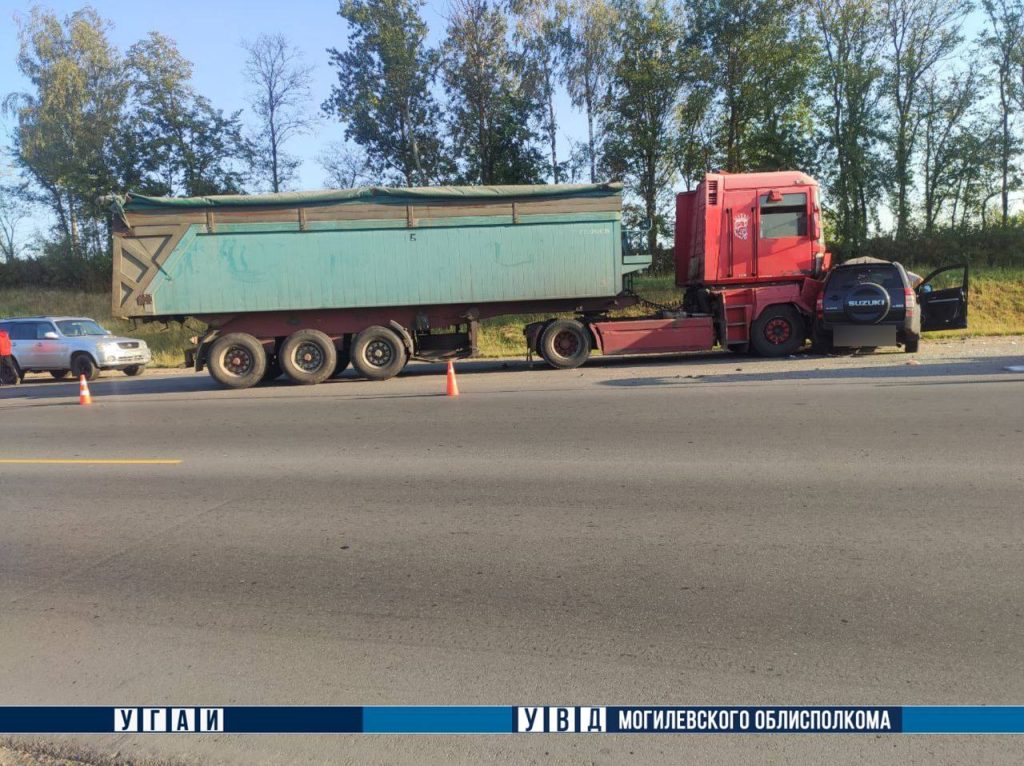 Авария на дороге Могилев–Костюковичи: легковушка и фура не поделили трассу