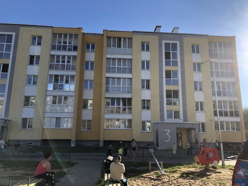 В Климовичах подросток спас брата из горящей квартиры и вызвал МЧС