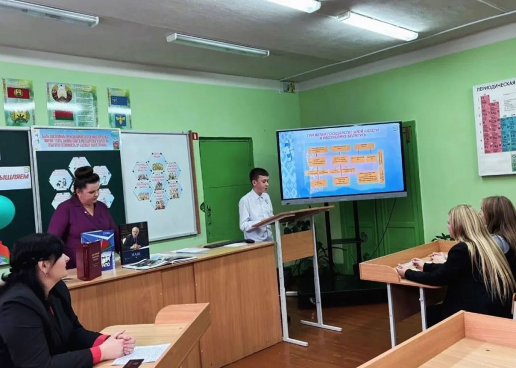 В Роднянской средней школе  депутат беседовал с учащимися