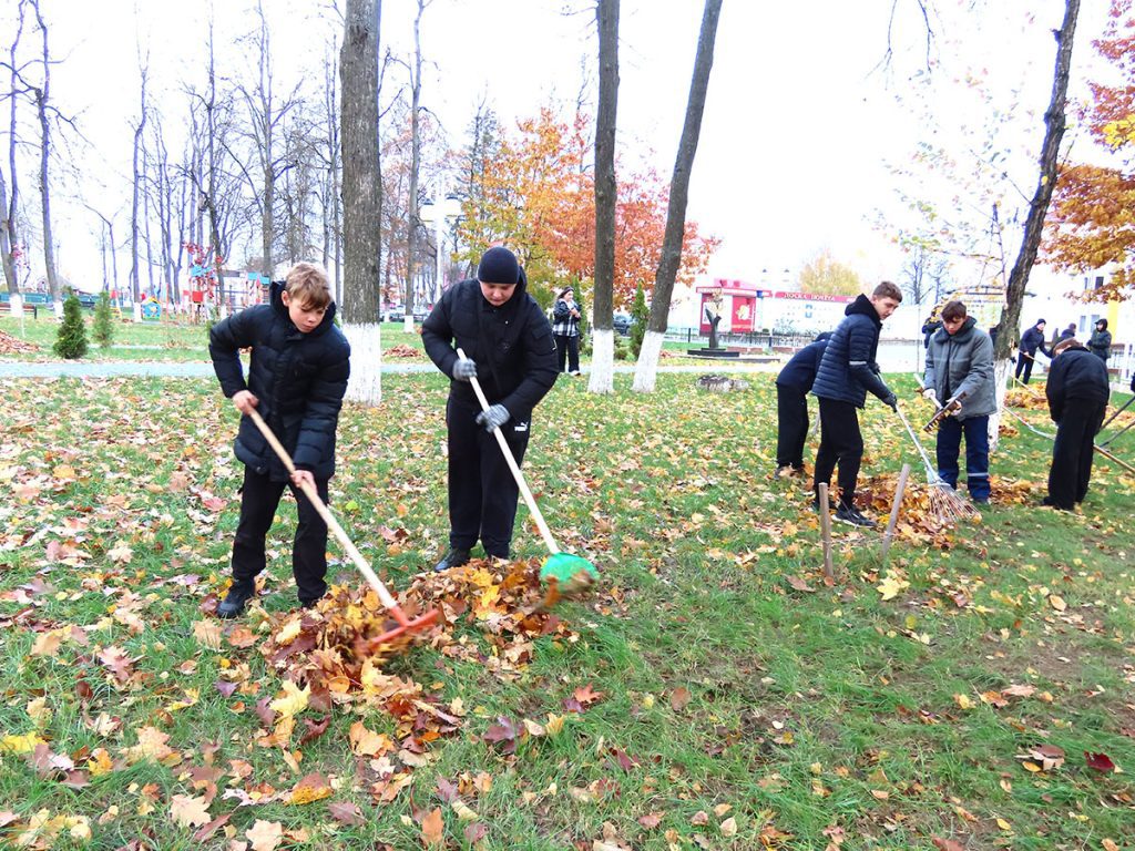 Где председатель Климовичского райисполкома Виктор Пугач и руководители организаций трудятся на субботнике