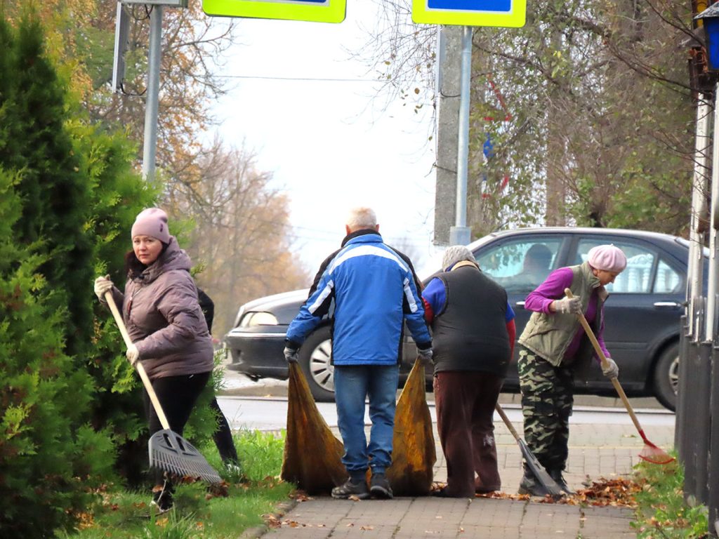 Где председатель Климовичского райисполкома Виктор Пугач и руководители организаций трудятся на субботнике