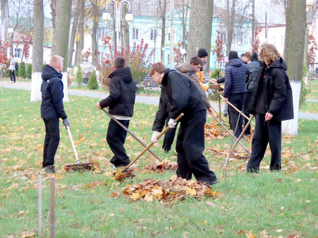 Где председатель Климовичского райисполкома Виктор Пугач и руководители организаций трудятся на субботнике