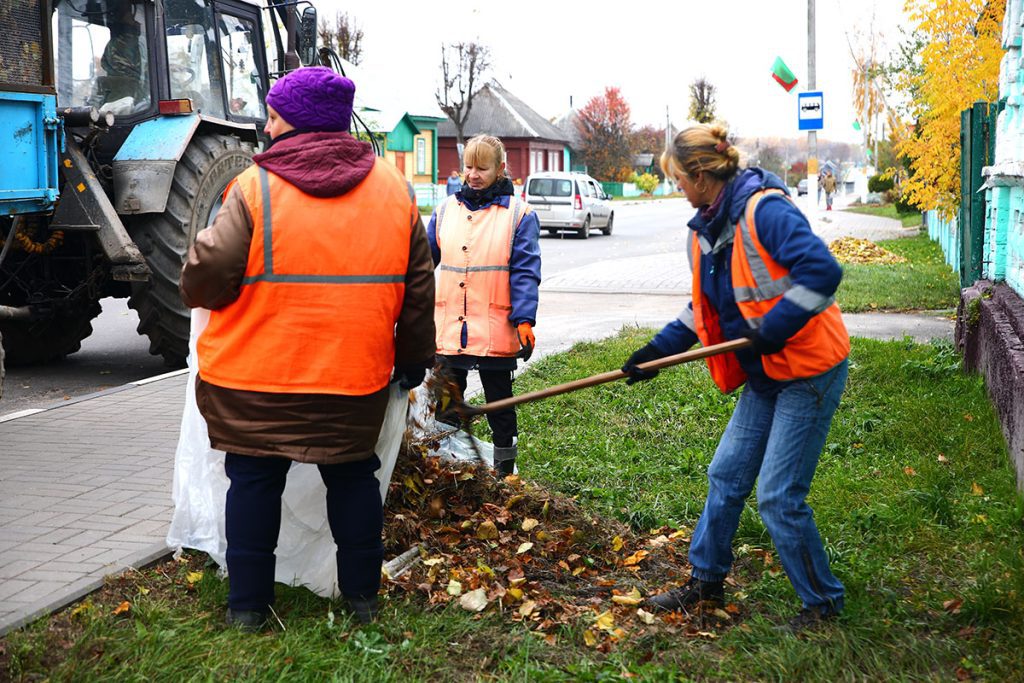 Где председатель Климовичского райисполкома Виктор Пугач и руководители организаций трудятся на субботнике