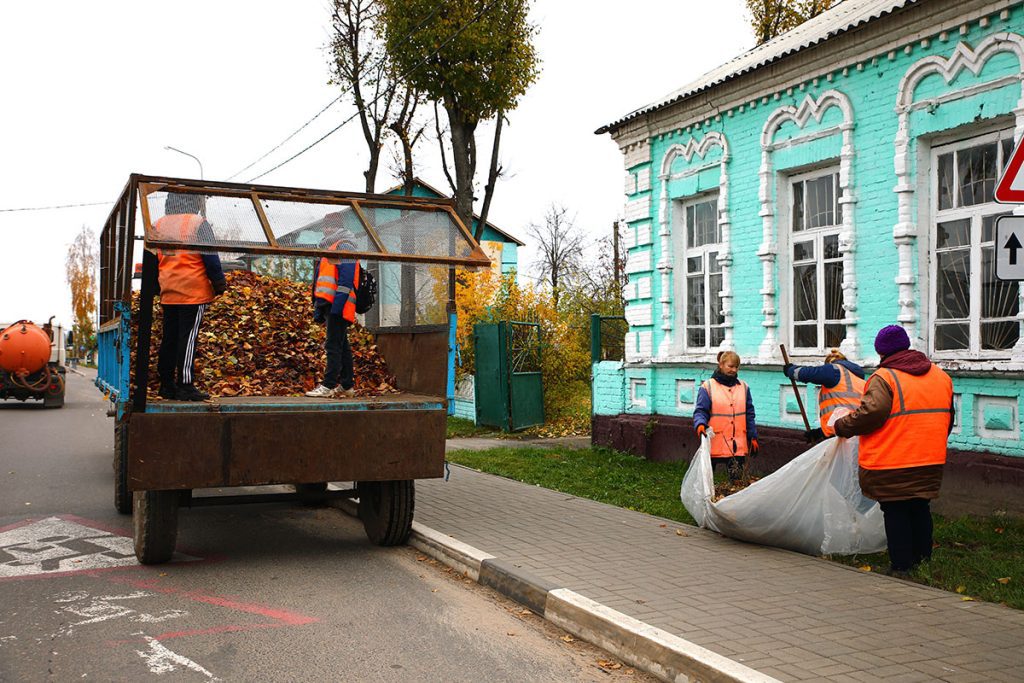 Где председатель Климовичского райисполкома Виктор Пугач и руководители организаций трудятся на субботнике