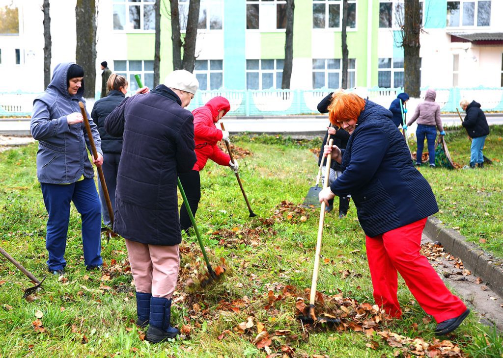 Где председатель Климовичского райисполкома Виктор Пугач и руководители организаций трудятся на субботнике