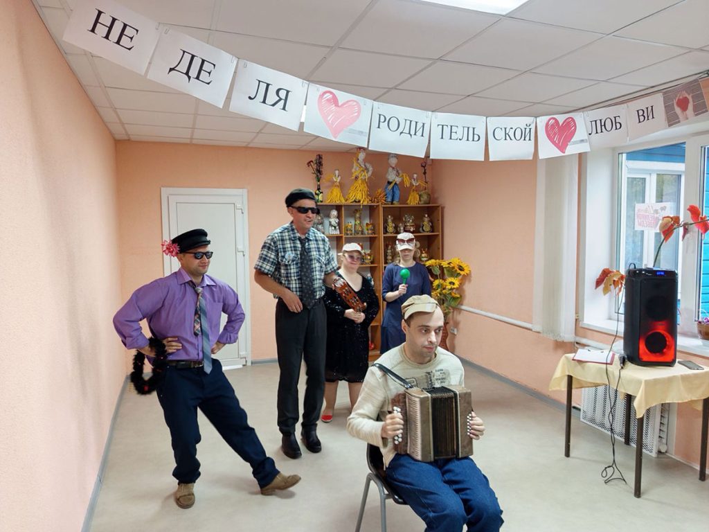 Как работники и посетители Климовичского РЦСОН чествовали матерей