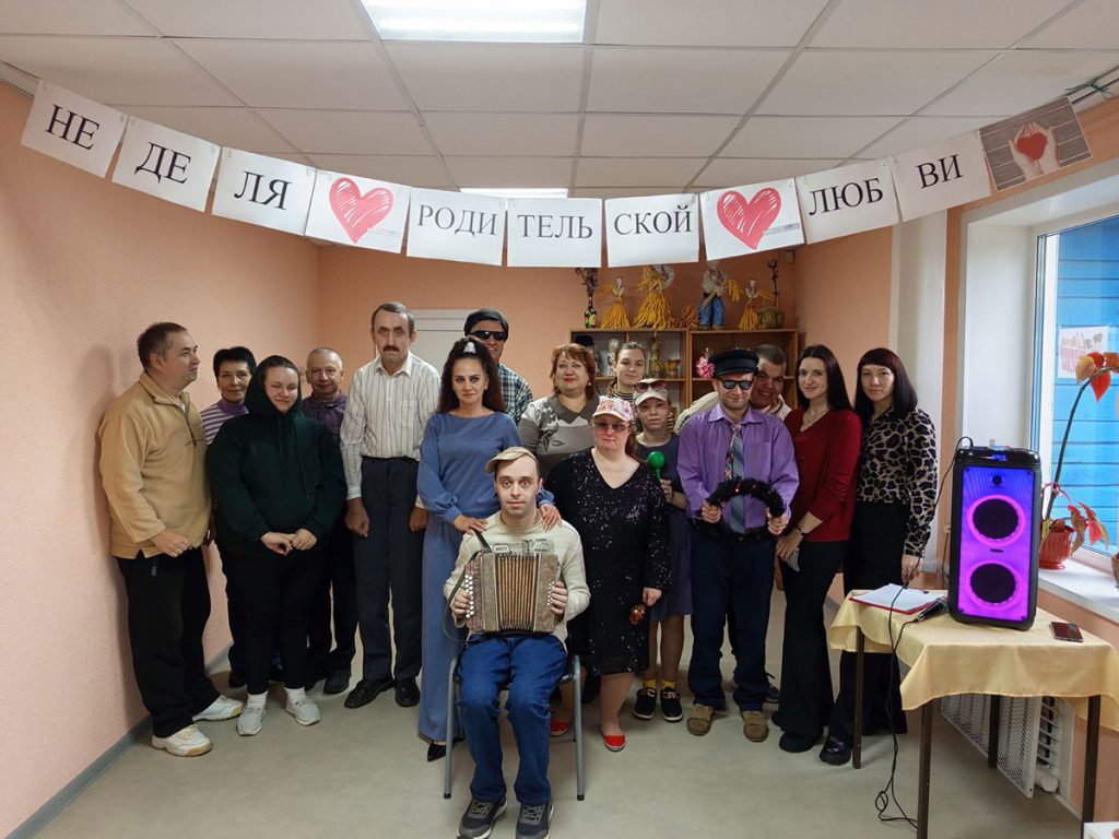 Как работники и посетители Климовичского РЦСОН чествовали матерей