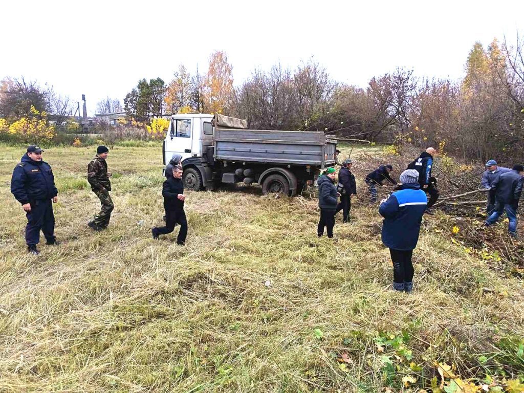 Где председатель Климовичского райисполкома Виктор Пугач и руководители организаций трудятся на субботнике