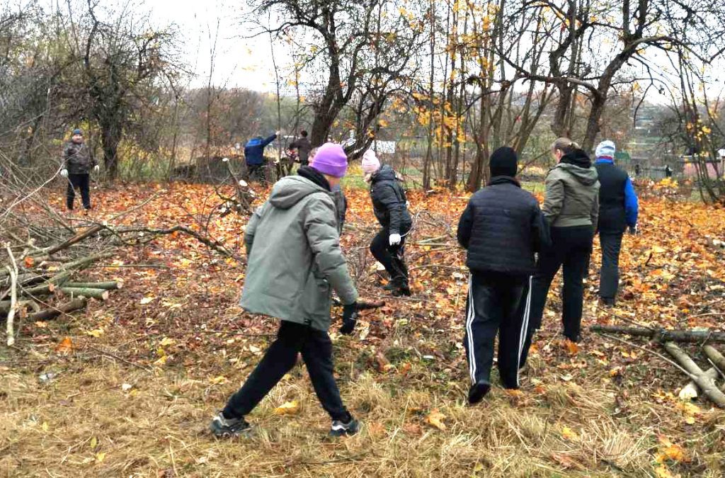 Где председатель Климовичского райисполкома Виктор Пугач и руководители организаций трудятся на субботнике
