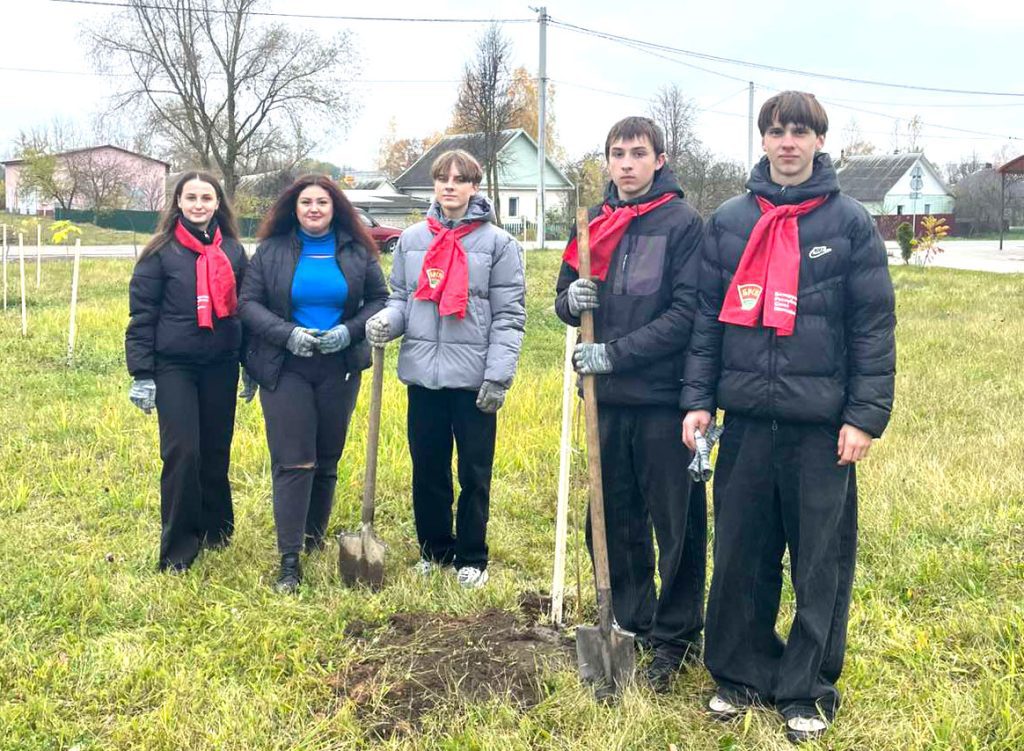 Молодежь Климовщины трудится на республиканском субботнике