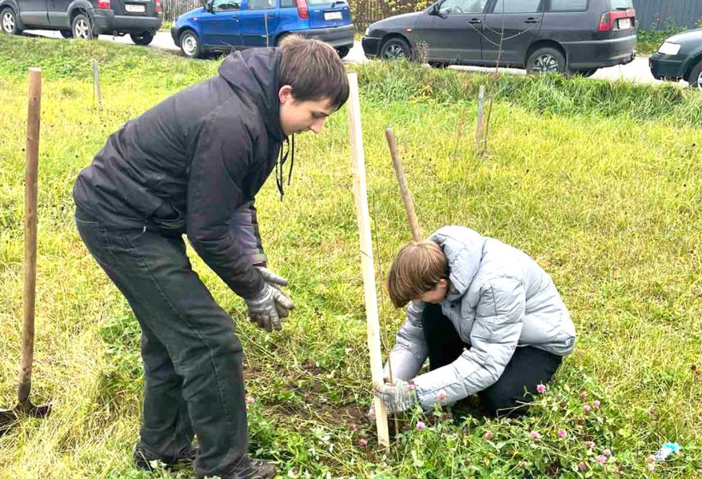 Молодежь Климовщины трудится на республиканском субботнике