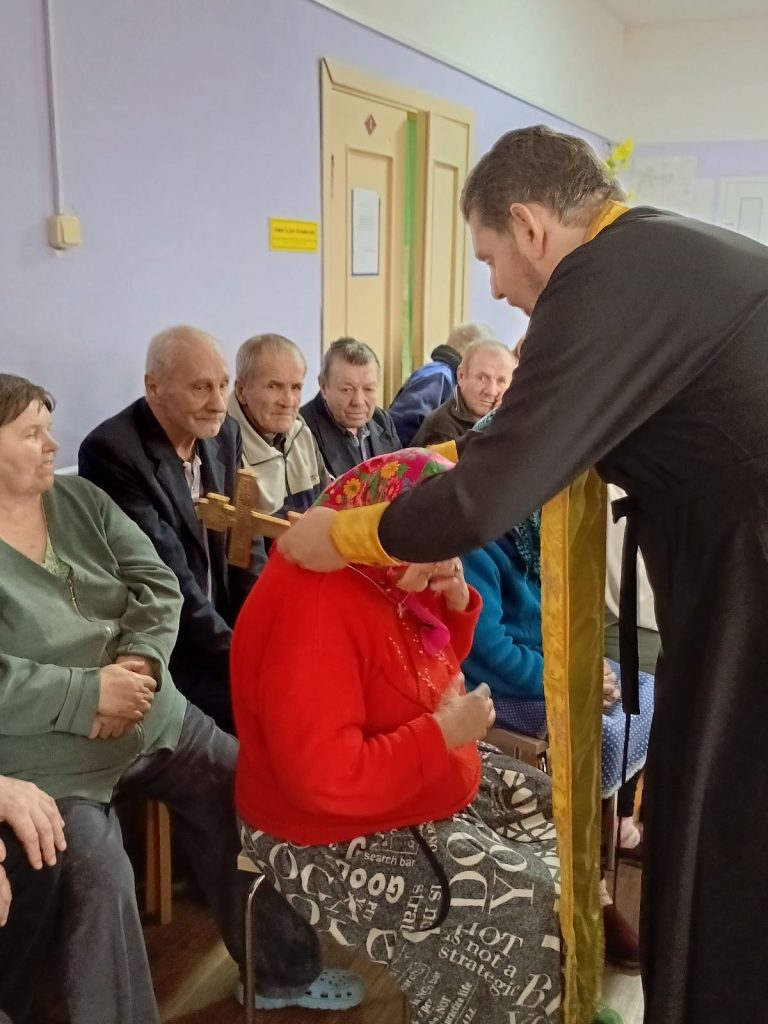 «Тепло родительской души»: прихожане храма Архангела Михаила подарили заботу пожилым людям