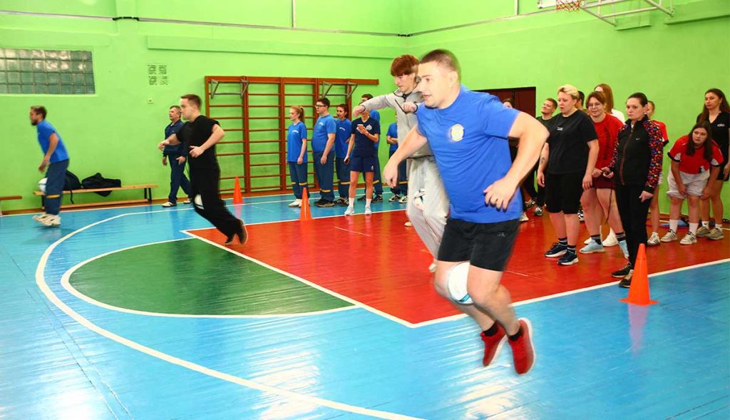 Кто быстрее и точнее: молодежь Климовщины сразилась в спортивных эстафетах