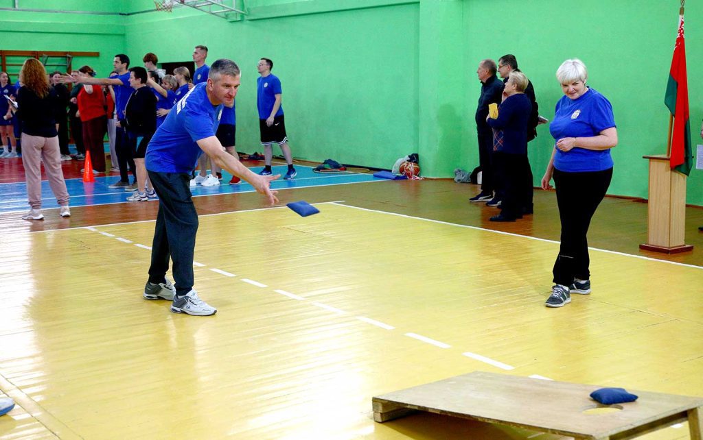 Кто быстрее и точнее: молодежь Климовщины сразилась в спортивных эстафетах