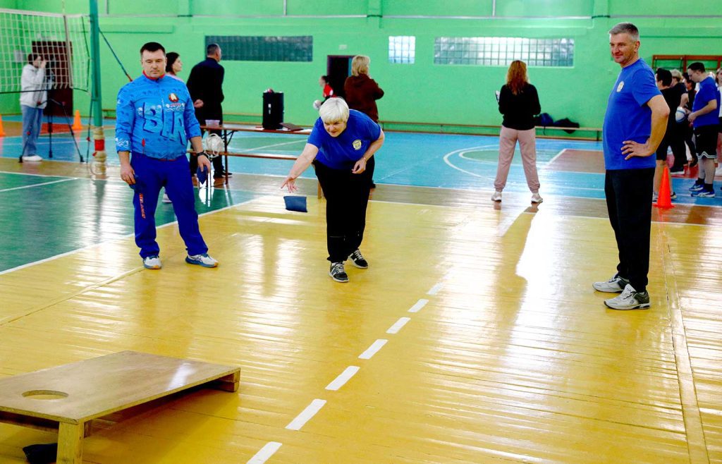 Кто быстрее и точнее: молодежь Климовщины сразилась в спортивных эстафетах