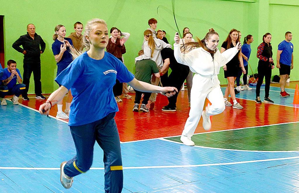 Кто быстрее и точнее: молодежь Климовщины сразилась в спортивных эстафетах