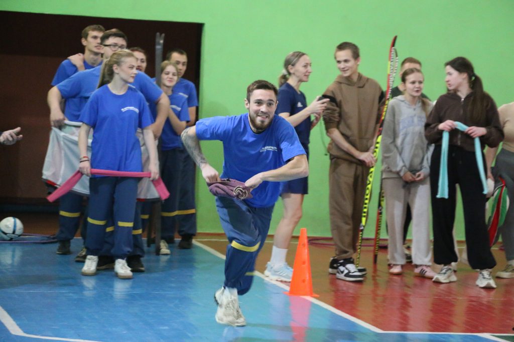 Кто быстрее и точнее: молодежь Климовщины сразилась в спортивных эстафетах