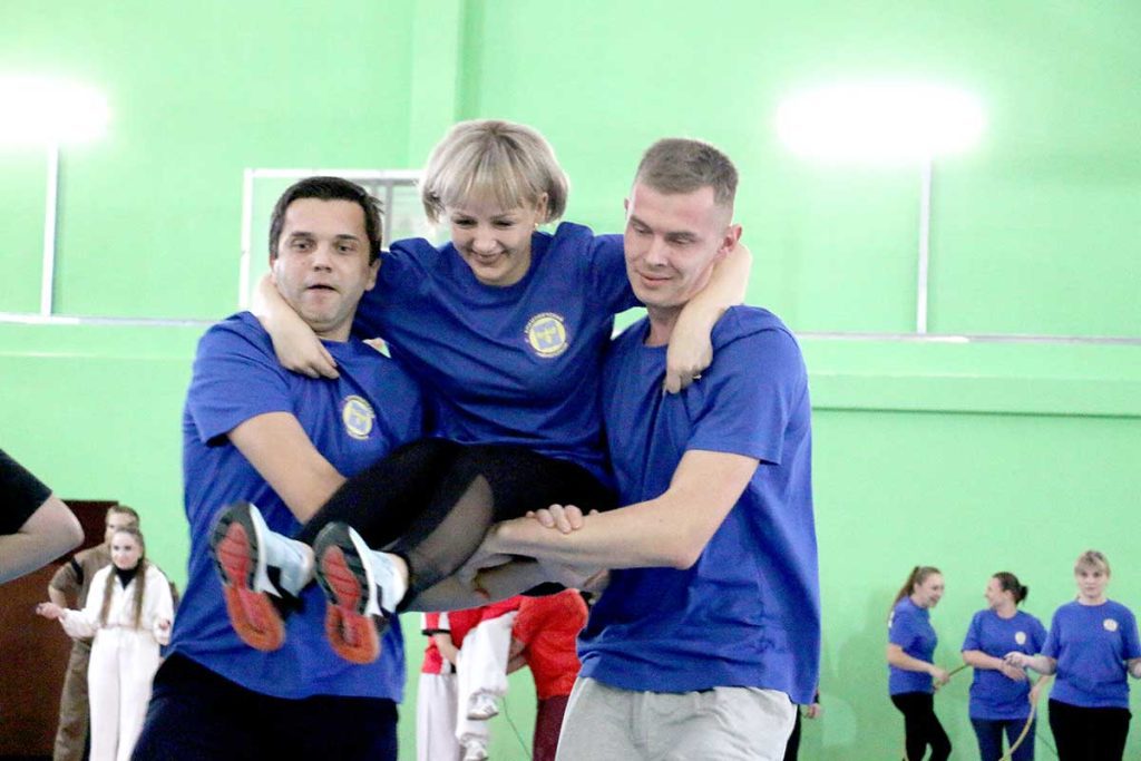 Кто быстрее и точнее: молодежь Климовщины сразилась в спортивных эстафетах