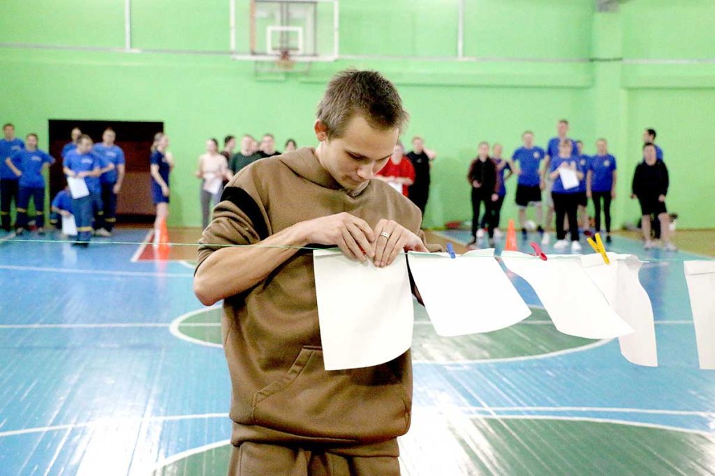 Кто быстрее и точнее: молодежь Климовщины сразилась в спортивных эстафетах