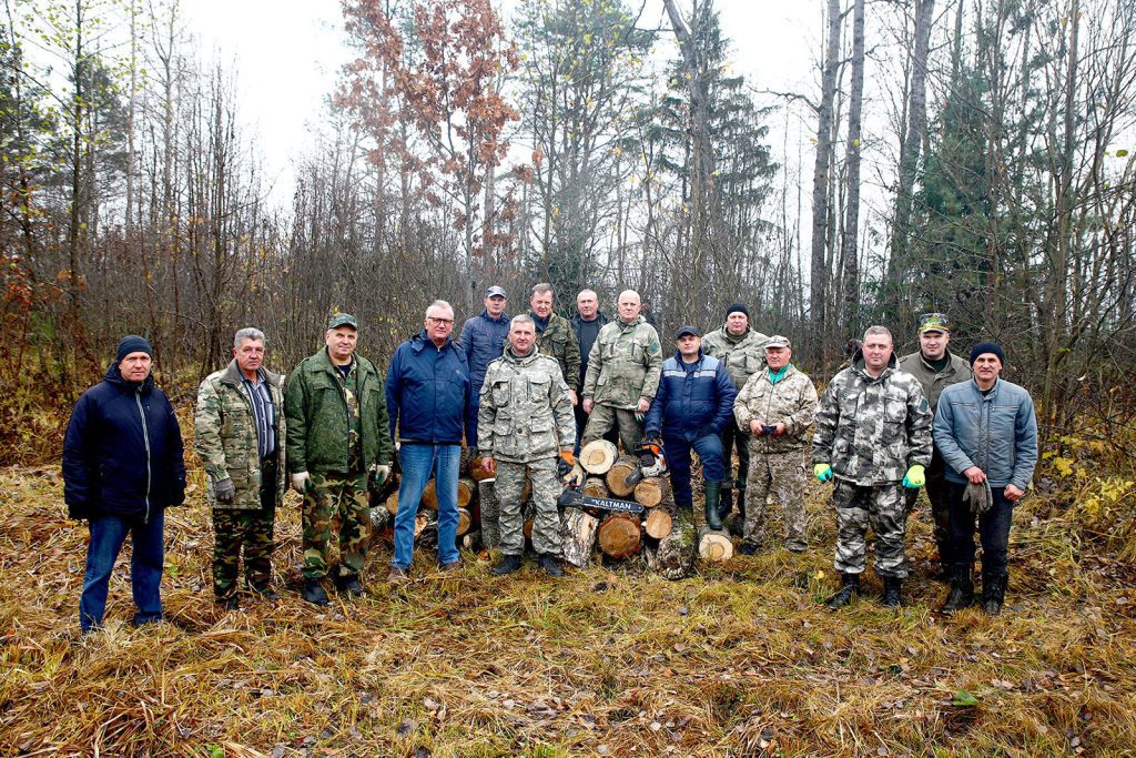 Климовчане благоустраивают придорожные полосы