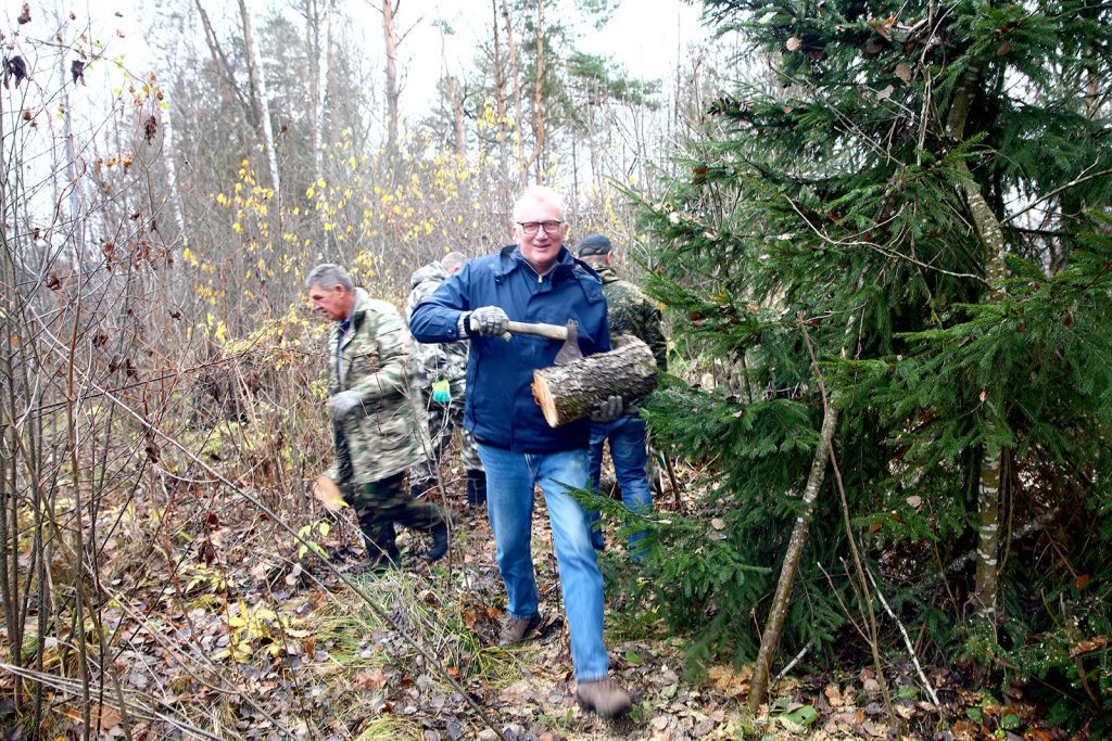 Климовчане благоустраивают придорожные полосы