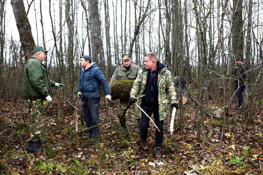 Климовчане благоустраивают придорожные полосы