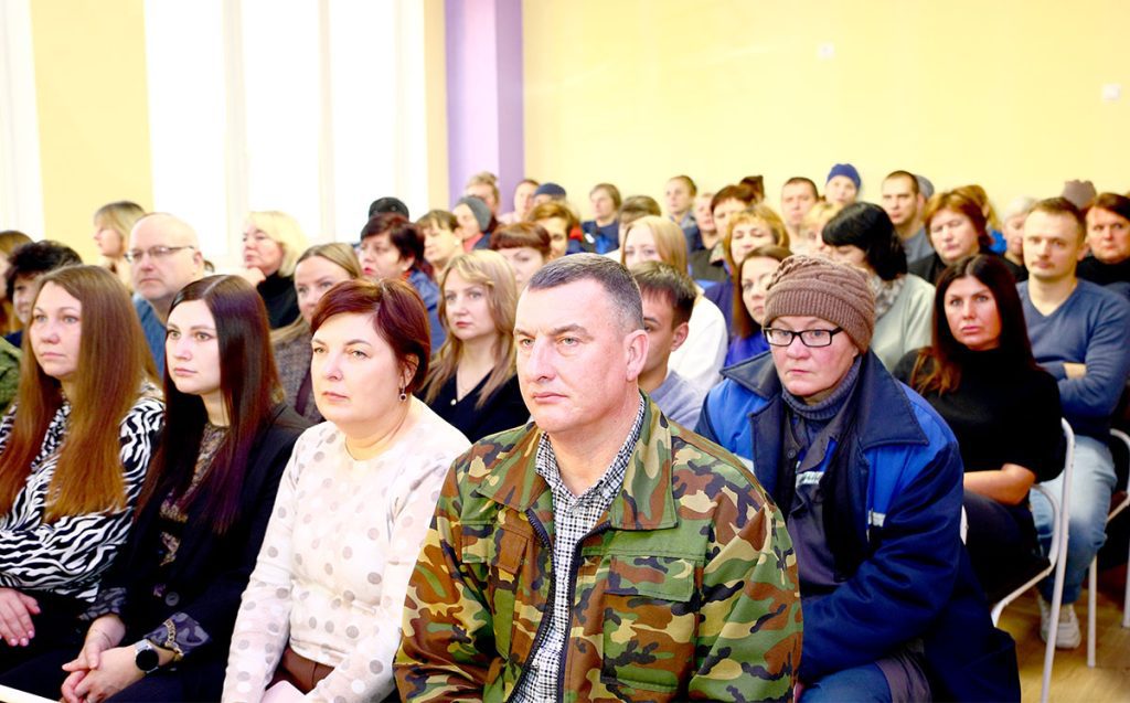 Виктор Пугач встретился с работниками Климовичского КХП